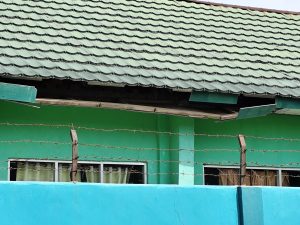 Tampak Gedung Samping kiri SMP Negeri 4 Metro rusak.